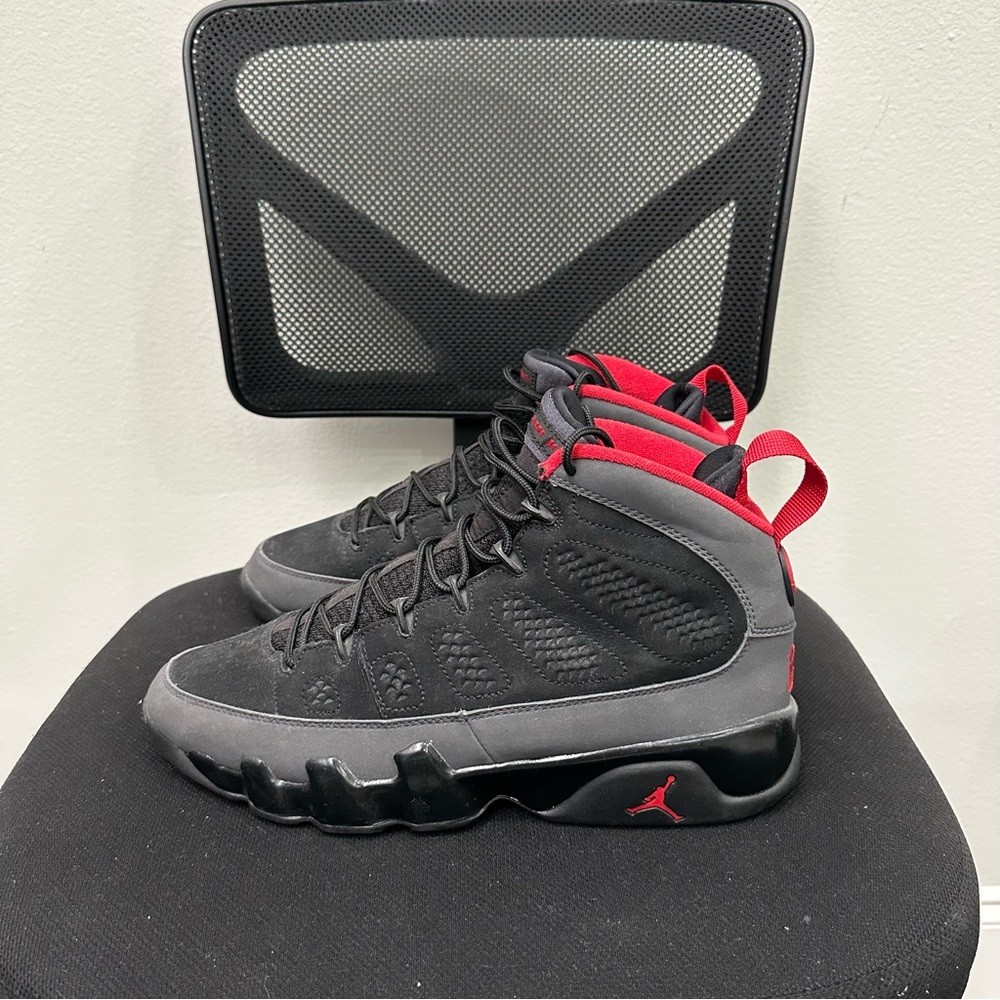 Jordan Men's Black and Red Athletic Shoes